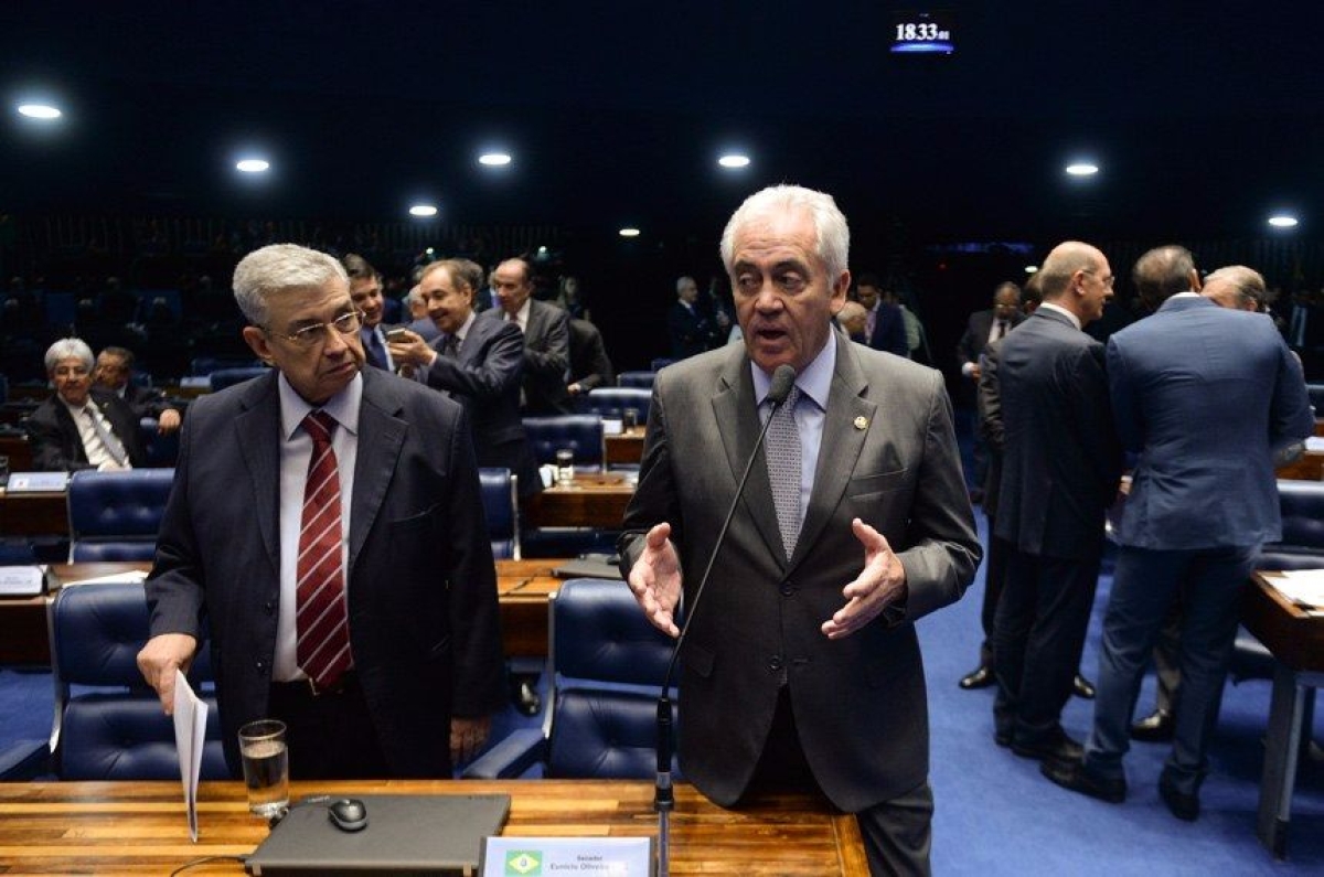 Otto Alencar (ao microfone) diz que Senado n�o deve aprovar renegocia��o da d�vida 