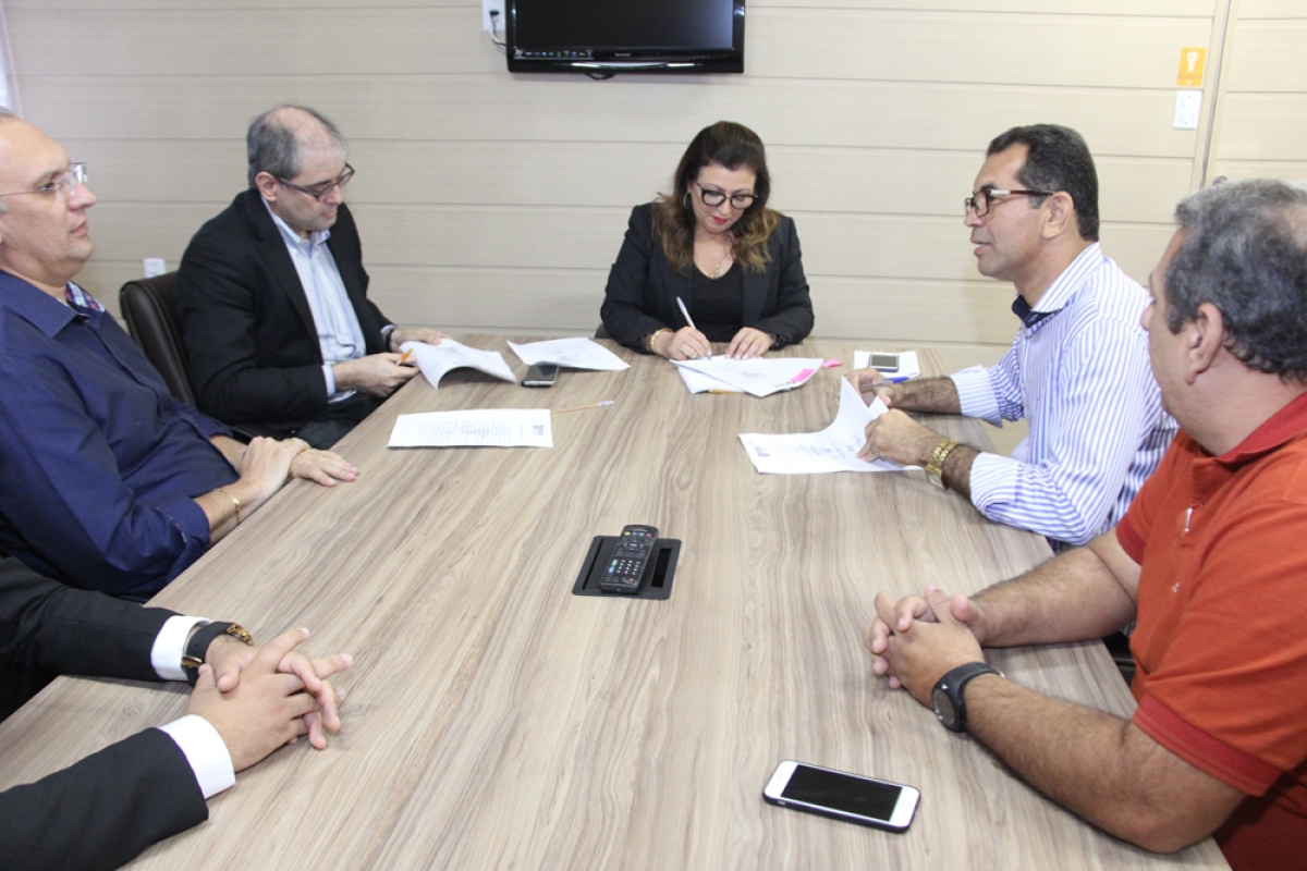 Prefeitos de cinco municpios assinam TAG para elevar ndices de transparncia (Imagem: Cleverton Ribeiro/TCE/SE)