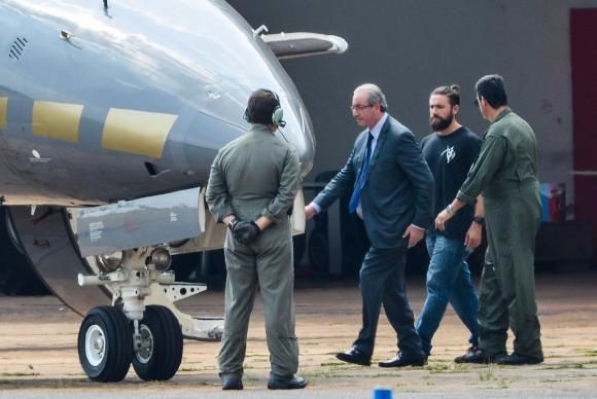 O ex-presidente da Cmara dos Deputados, Eduardo Cunha, embarca para Curitiba aps ser preso pela Polcia Federal (Imagem: Wilson Dias/Agncia Brasil)