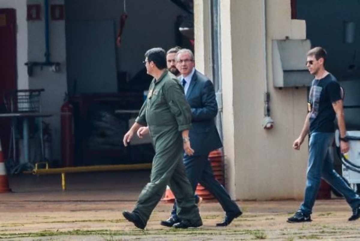 O ex-presidente da Cmara dos Deputados, Eduardo Cunha, embarca para Curitiba aps ser preso pela Polcia Federal (Imagem: Wilson Dias/Agncia Brasil)