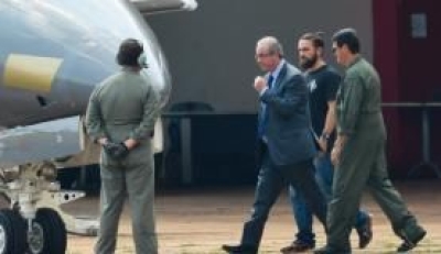 O ex-presidente da Cmara dos Deputados, Eduardo Cunha, embarca para Curitiba aps ser preso pela Polcia Federal (Imagem: Wilson Dias/Agncia Brasil)