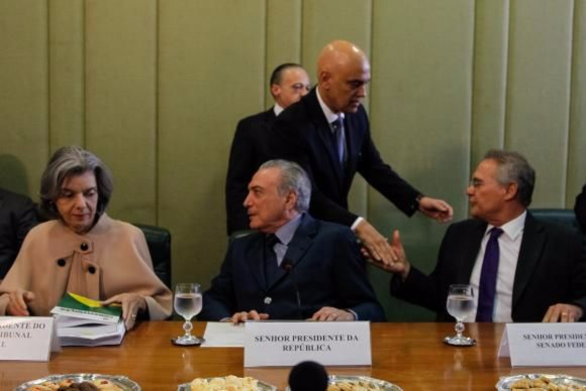 Presidente Michel Temer ao lado dos presidentes Crmen Lcia, do STF, e Renan Calheiros, do Senado Federal, durante reunio sobre segurana pblica no Itamaraty. Na foto, o ministro da Justia, Alexandre de Moraes cumprimenta Renan Calheiros (Imagem: Beto